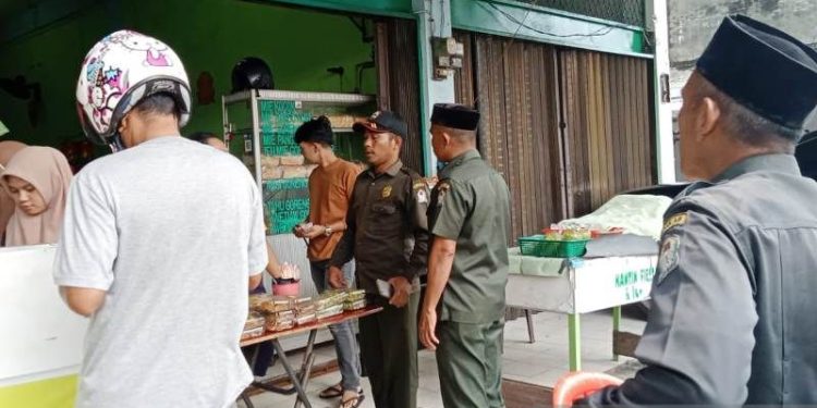 Satpol PP Tutup Rumah Makan yang Berjualan di Siang Hari