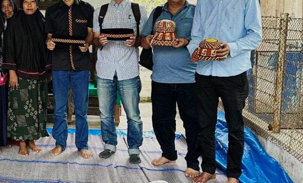 Industri Peci dan Baju Khas Aceh di Pidie Melesu
