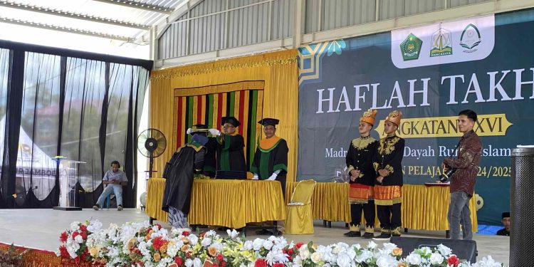 Kakanwil Kemenag Aceh dan Jajaran Hadiri Wisuda 315 Santri RIAB Angkatan ke-26