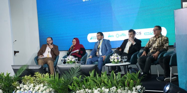 Prof Eka Srimulyani Menjadi Pembicara di Konferensi Islam dan Ekoteologi AICIS 2025
