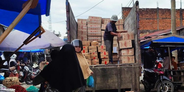 Aktivitas Bongkar Muat Truk di Jalan Umum Ganggu Arus Lalu Lintas di Abdya