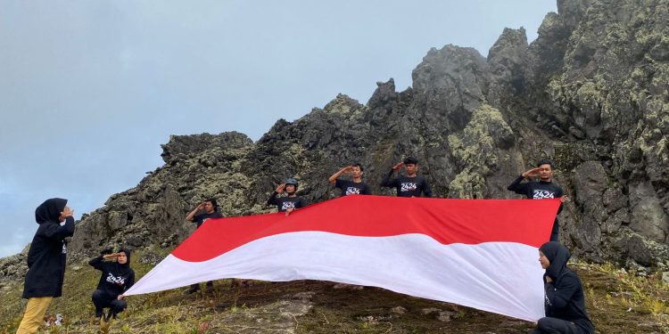 Nyan, Tim Pidie Adventure Kibarkan Merah Putih di Puncak Apui