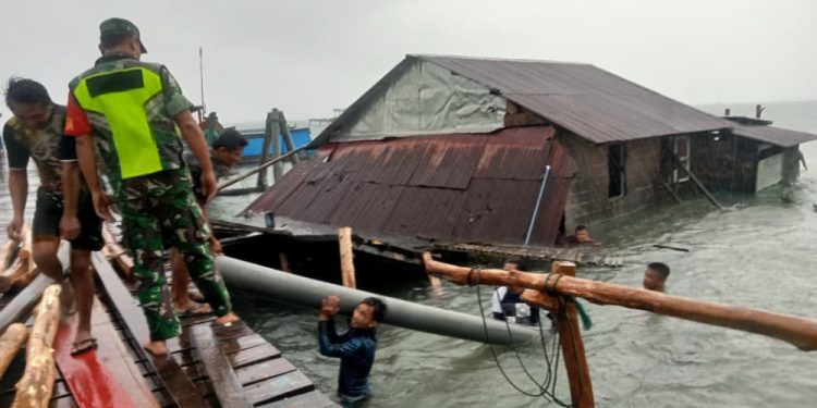 Angin Puting Beliung Rusak Rumah di Singkil