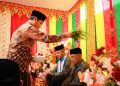 Kafilah MTQ Aceh Barat Disambut Hangat dengan Tradisi Peusijuk di Pidie Jaya