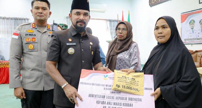 Al-Farlaky Serahkan Santunan Kemensos kepada Ahli Waris Korban Banjir dan Longsor