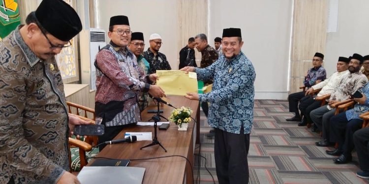 Kakankemenag Aceh Tamiang Anwar Padli Purnatugas dalam Lumpur