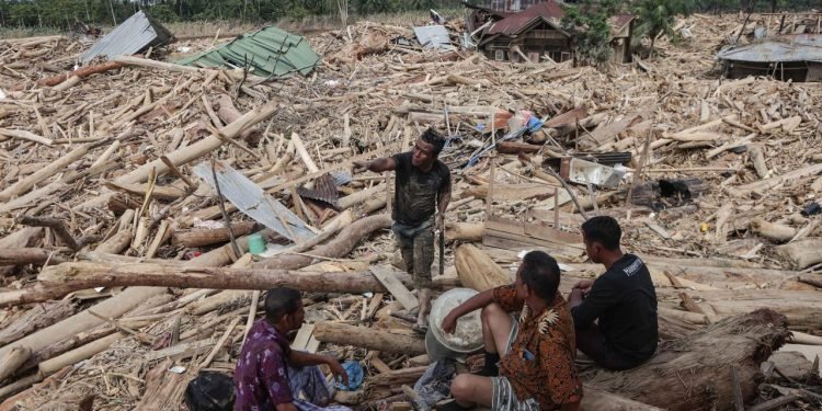Warga Desa Sahraja Dirikan Rumah Ibadah dari Kayu Gelondongan
