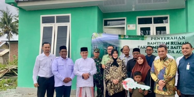 Illiza Serahkan Tiga Rumah Layak Huni