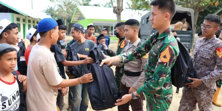Taruna-Taruni Latsitardanus XLVI Bagikan Perlengkapan Sekolah di Aceh Tamiang