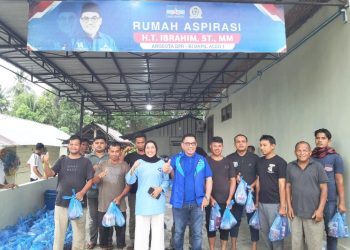 H.T. Ibrahim Bagikan Daging Meugang dan Sembako Untuk Masyarakat