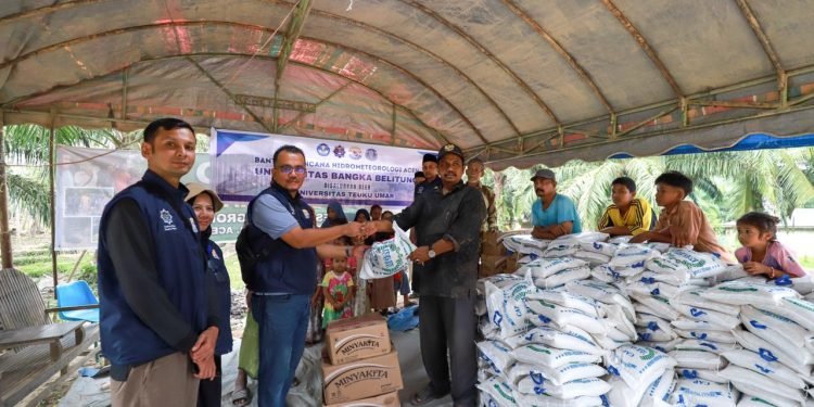 UTU Salurkan Bantuan Sembako dan Mukena dari UBB untuk Korban Banjir Aceh Timur