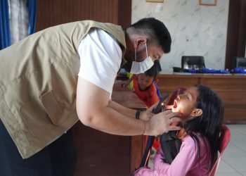 UNESA Kembali Hadirkan Layanan Kesehatan dan Edukasi bagi Warga Terdampak Banjir