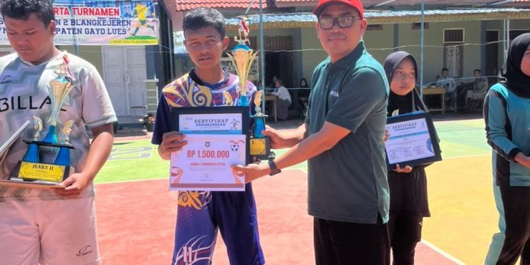 Kacabdisdik Gayo lues Tutup Turnamen Futsal dan Bola Volli Putri Jenjang SMP dan MTs