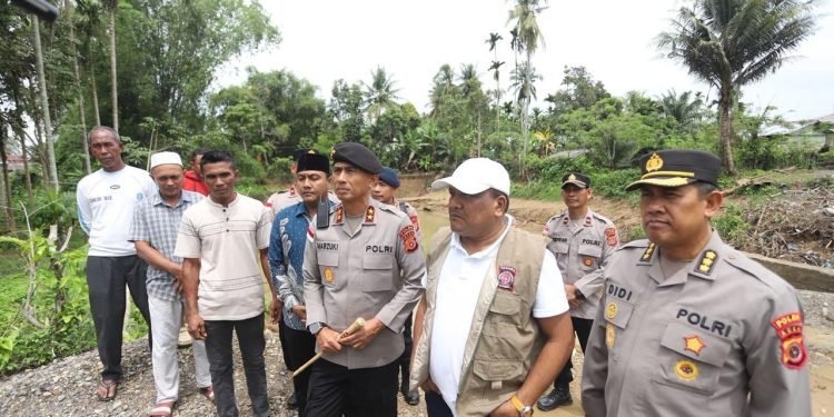 Kunjungi Lokasi Jembatan Bailey Jeunib, Kapolda Marzuki Tekankan Pentingnya Sinergi
