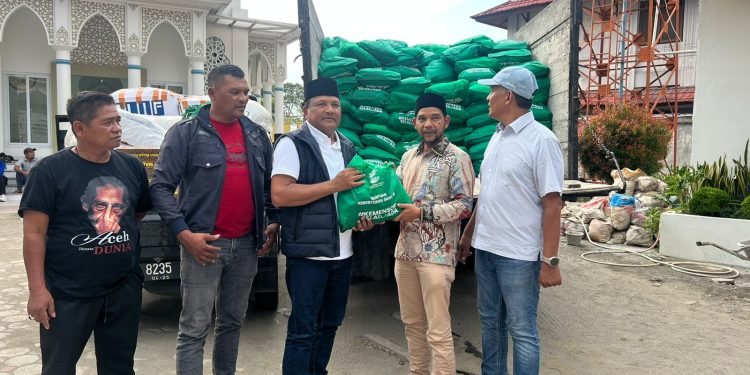 Azhari Cage Serahkan Bantuan Kemensos RI ke Korban Banjir di Bireuen