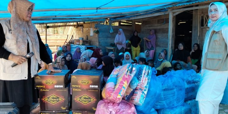 Darwati A. Gani Bantu Korban Banjir dan Longsor di Aceh Tamiang