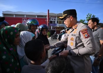 Kapolres Pidie Bersama Bhayangkari Bagi-Bagi Takjil ke Masyarakat Jelang Buka Puasa