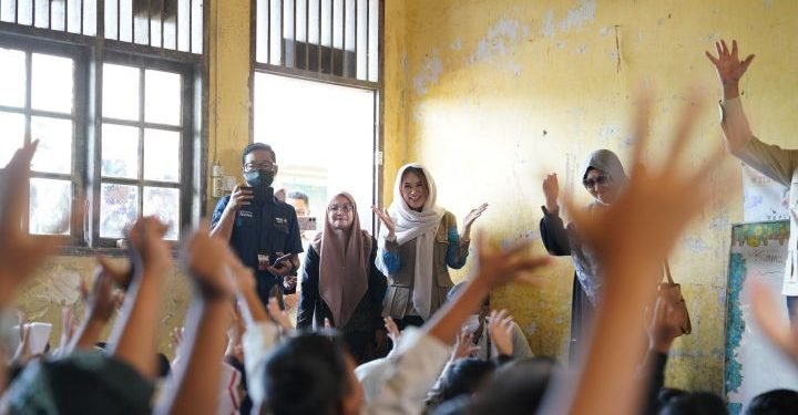 Anak-Anak Penyintas Bencana di Aceh Timur Terima Bantuan Alat Sekolah