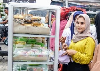Masyarakat Serbu Lapak Takjil di Lambaro