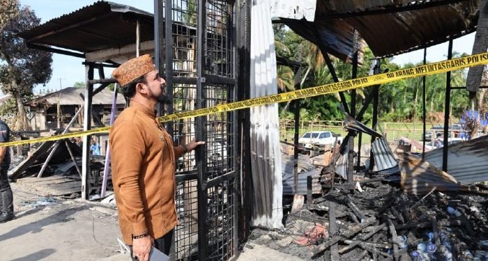 Bupati Al-Farlaky Bawa Bantuan untuk Korban Kebakaran Idi Cut