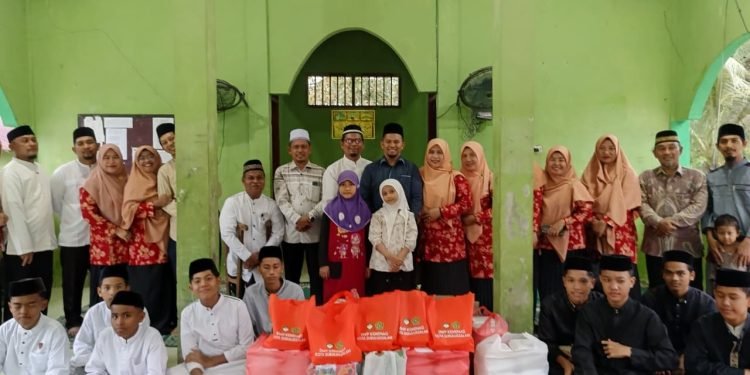 DWP Kemenag Subulussalam Berbagi Takjil dan Santunan Yatim