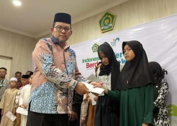 Kanwil Kemenag Aceh Serahkan 700 Paket Ramadan bagi Anak Yatim dan Fakir Miskin