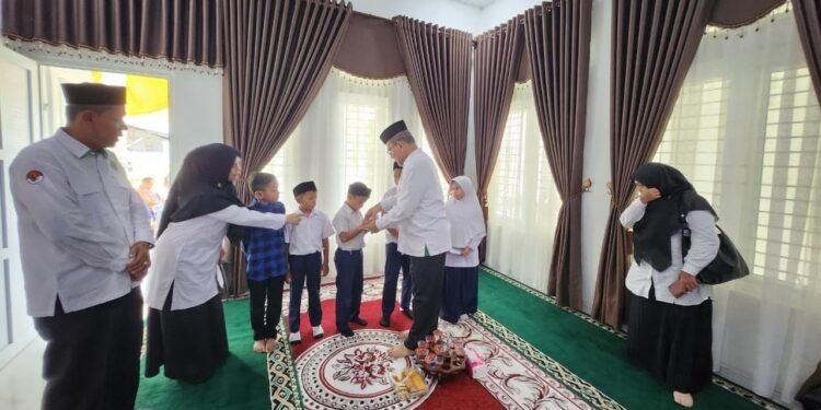Kakanwil Kemenag Aceh Santuni Yatim Saat Halal Bihalal