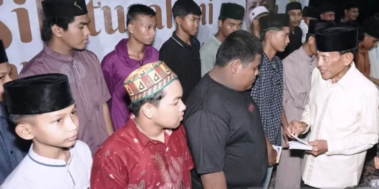 Ampon Bang Santuni 200 Yatim di Pantai Barat Aceh