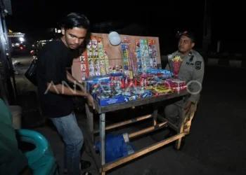 Satpol PP/WH Banda Aceh Tertibkan Penjual Petasan di Malam Ramadhan