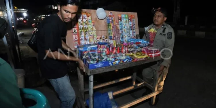 Satpol PP/WH Banda Aceh Tertibkan Penjual Petasan di Malam Ramadhan