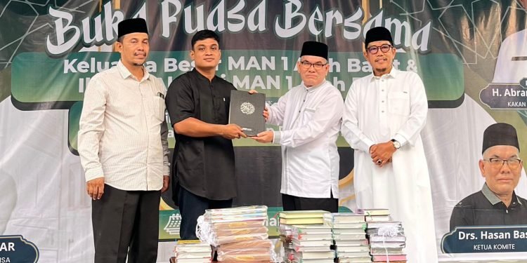 IKAMSA Serahkan 60 Mushaf Al-Qur’an untuk MAN 1 Aceh Barat