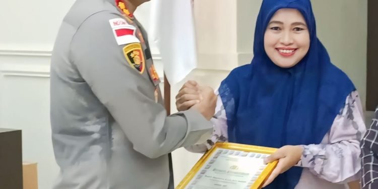 Partisipasi Penanganan Pasca banjir di Trumon Tengah Polres Aceh Selatan Beri Penghargaan Kepada IWO