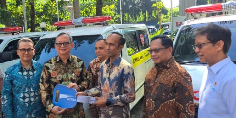 Menkes Serahkan 28 Ambulans Bantuan Swasta untuk Aceh
