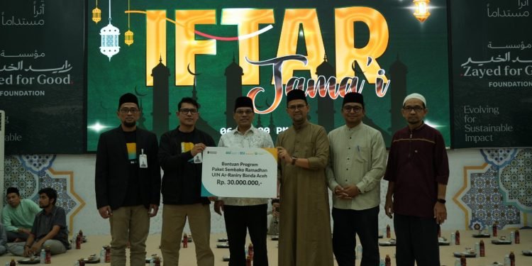 ITF UIN Ar-Raniry Salurkan Sembako dan Santunan Tunai bagi Dhuafa dan Pegawai Kebersihan