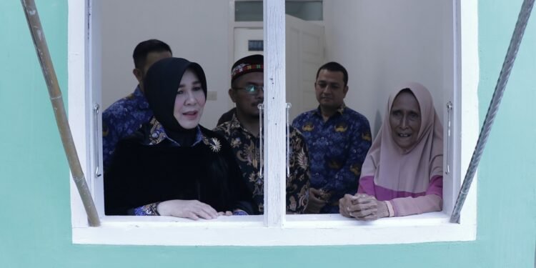 Illiza Serahkan Rumah Layak Huni untuk Tiga Warga Duafa