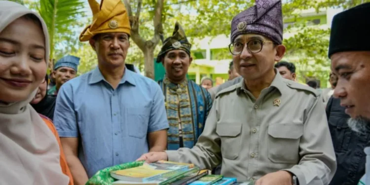 Menbud Serahkan Bantuan Pascabanjir pada Warga di Aceh Tamiang