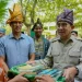 Menbud Serahkan Bantuan Pascabanjir pada Warga di Aceh Tamiang