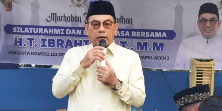 Ramadan Berbagi: HT Ibrahim Bagikan Ribuan alat Ibadah