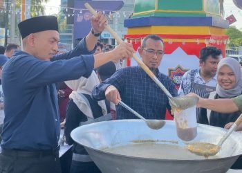 Pemko Bagi 200 Paket Ie Bu Peudah pada Peukan Raya Ramadan