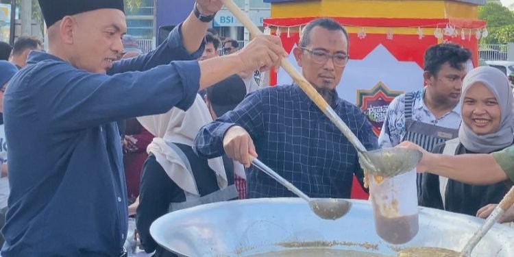 Pemko Bagi 200 Paket Ie Bu Peudah pada Peukan Raya Ramadan