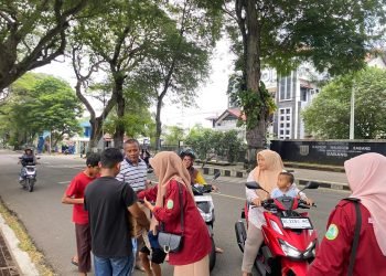 DEMA STIS Al-Aziziyah Sabang Berbagi Takjil di Depan Kantor Walikota