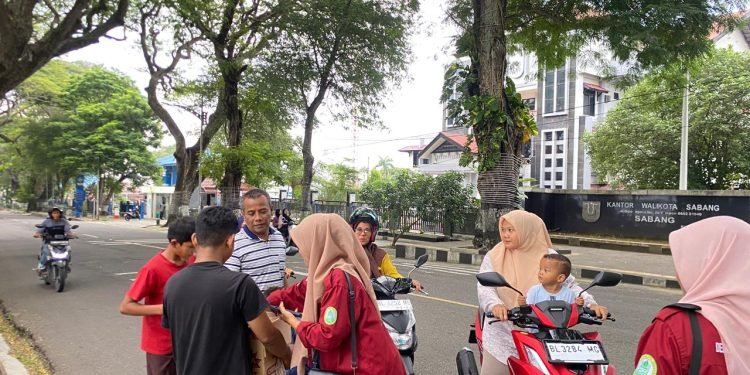 DEMA STIS Al-Aziziyah Sabang Berbagi Takjil di Depan Kantor Walikota
