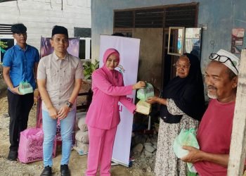 Sat Reskrim Polres Pidie Bagikan Takjil Door to Door kepada Warga