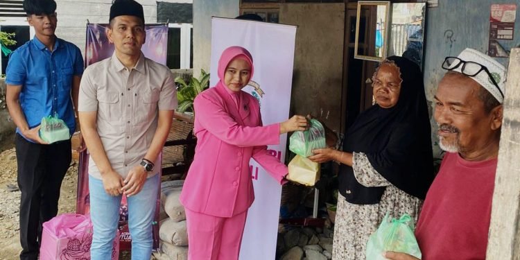 Sat Reskrim Polres Pidie Bagikan Takjil Door to Door kepada Warga