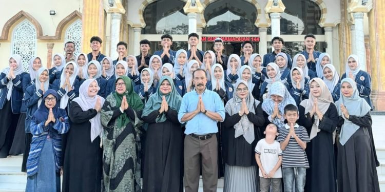 Momen Nuzulul Al Qur’an, SMAN 1 Peureulak Bagikan 1000 Paket Takjil