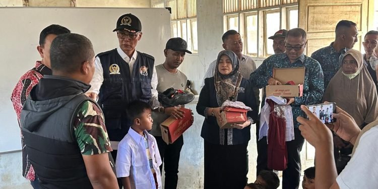 TA Khalid Serahkan Bantuan Perlengkapan Sekolah untuk Siswa Terdampak Banjir di Langkahan