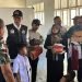 TA Khalid Serahkan Bantuan Perlengkapan Sekolah untuk Siswa Terdampak Banjir di Langkahan