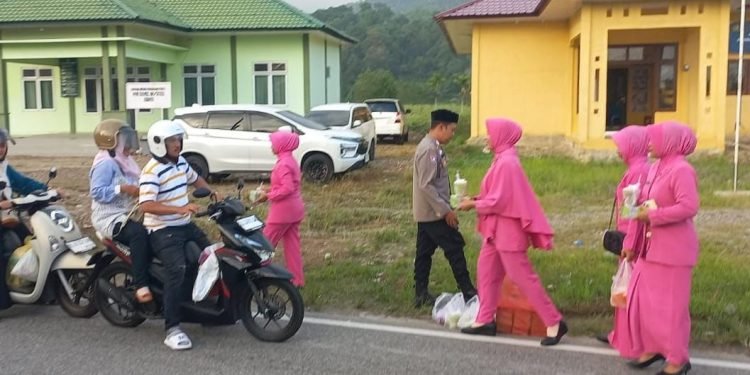 Polsubsektor Setia Bagikan Takjil Kepada Penguna Jalan dan Warga Sekitar
