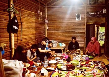 Haru, Bupati Abdya Sahur di Rumah Duafha Yang Berdinding Pelepah Rumbia Berlantai Tanah