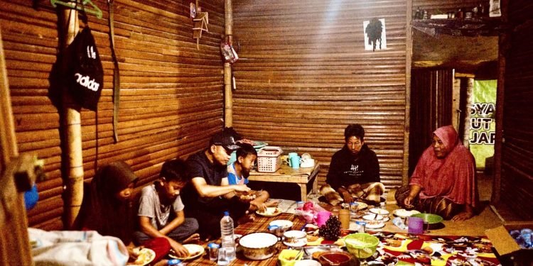 Haru, Bupati Abdya Sahur di Rumah Duafha Yang Berdinding Pelepah Rumbia Berlantai Tanah